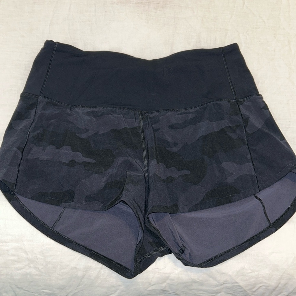 High rise 2.5 black camo speed up shorts. Size 4
